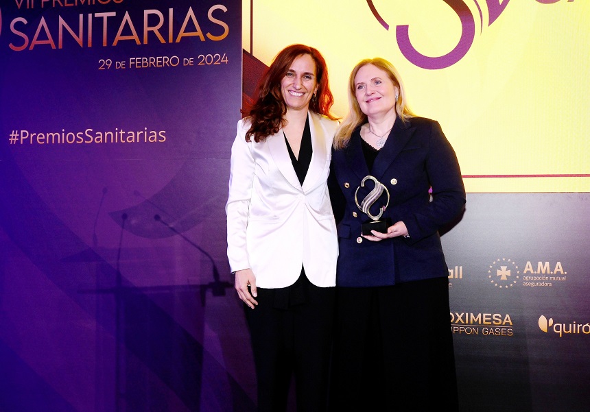 Dolors Corella (right) with Mónica García (left), in the seventh edition of the 2024 Sanitarias Awards.